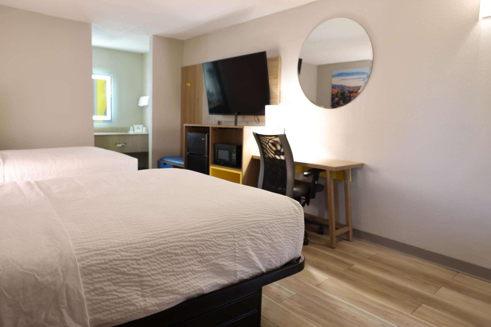Days Inn By Wyndham Kings Dominion 도스웰 외부 사진